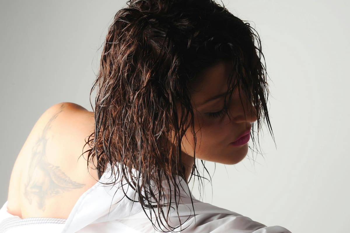 Dormir con el cabello mojado podría afectar tu cuero cabelludo y piel, advierten expertos