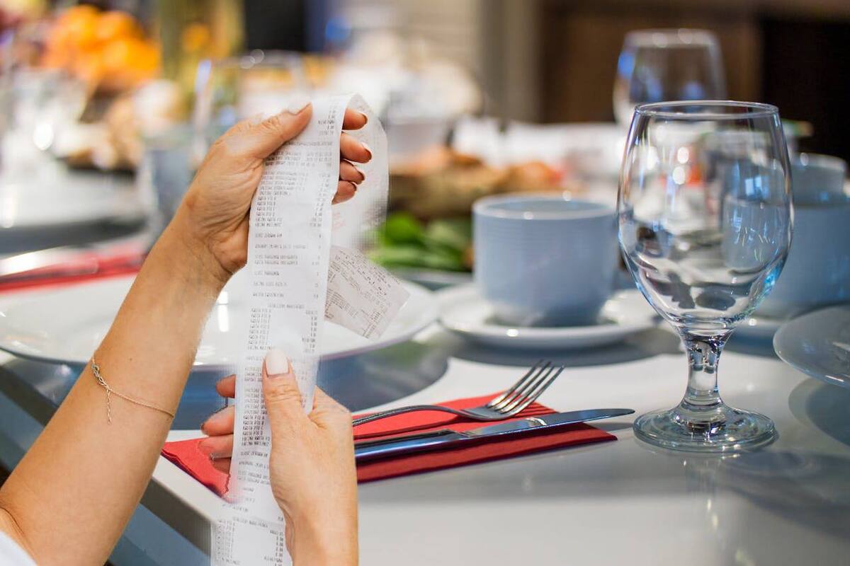 ¿Qué pasa si los negocios incluyen la propina en la cuenta? Esto dice Profeco