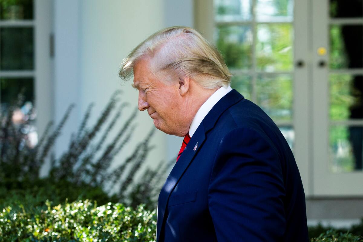 Washington (United States), 15/10/2019.- US President Donald J. Trump arrives to host the 2019 Stanley Cup Champions, the St. Louis Blues, in the Rose Garden of the White House in Washington, DC, USA, 15 October 2019. Trump used the opportunity to briefly comment on the House of Representatives' impeachment inquiry. (Estados Unidos) EFE/EPA/MICHAEL REYNOLDS