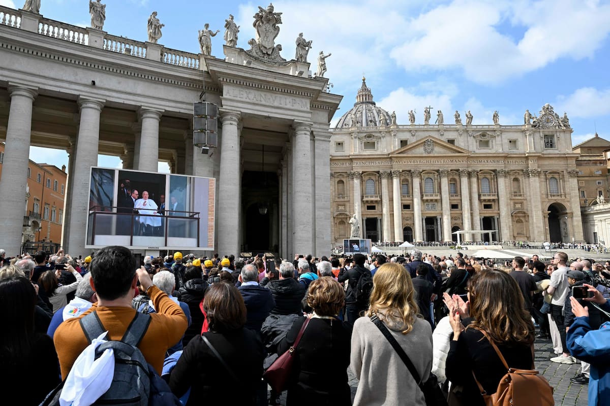 CIUDAD DEL VATICANO, 23/03/2025.- La plaza de San Pedro del Vaticano se llenó este domingo de emoción y júbilo, cuando miles de fieles se congregaron para presenciar el saludo del papa Francisco, transmitido en directo desde el hospital Gemelli, poco antes de recibir el alta tras 38 días ingresado por una grave infección respiratoria.