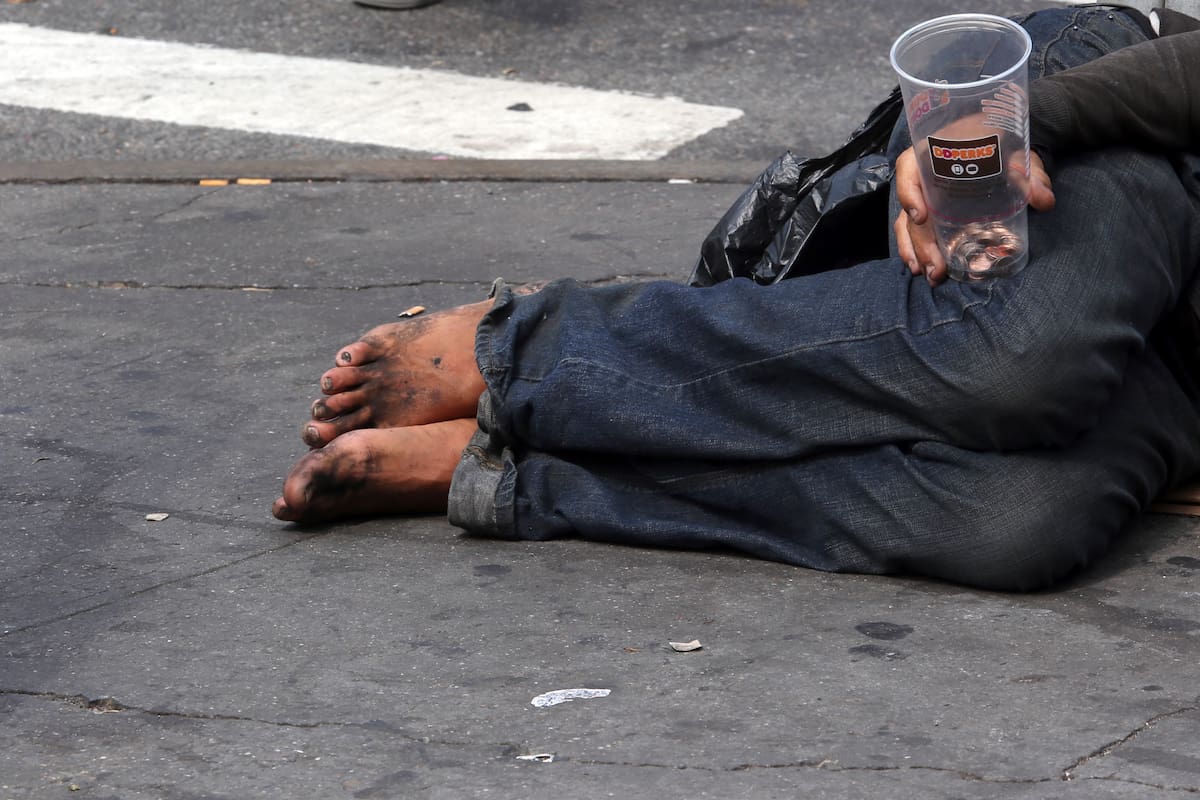 Refugios para personas sin hogar, bajo vigilancia migratoria en Los Ángeles