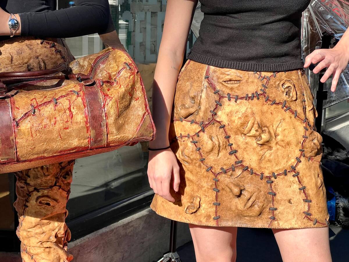 Modelos de PETA visten ropa y bolso que simulan la piel humana durante una protesta hoy, frente de una tienda de moda en Manhattan, Nueva York (EEUU). EFE/ Sarah Yáñez-Richards