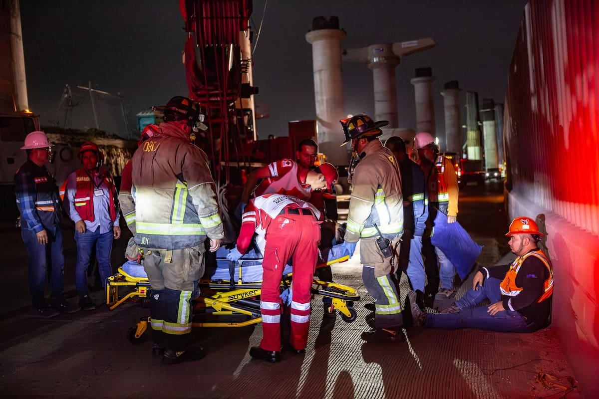 Ambos trabajadores fueron estabilizados en el lugar y posteriormente trasladados al hospital. Foto: Cortesía