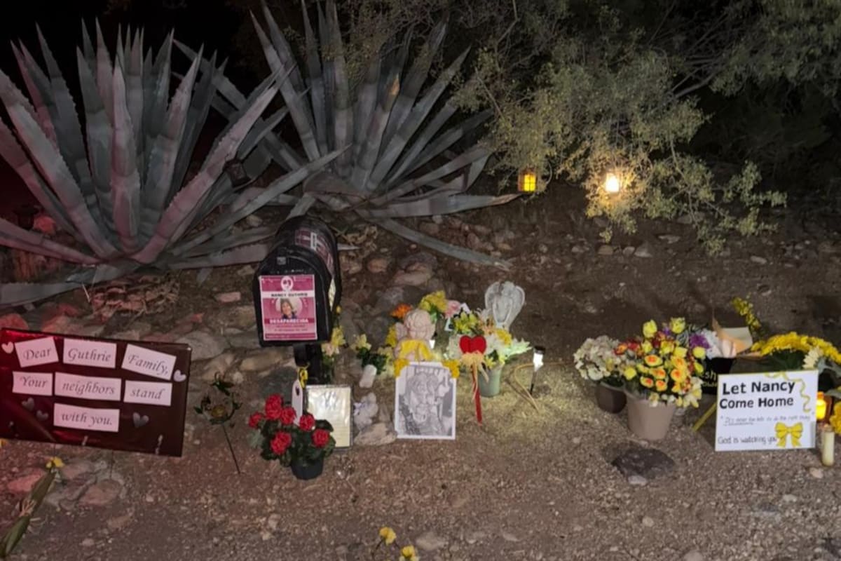 Vecinos de Nancy Guthrie han colocado velas y mensajes frente a su casa en Tucson como muestra de apoyo tras su desaparición