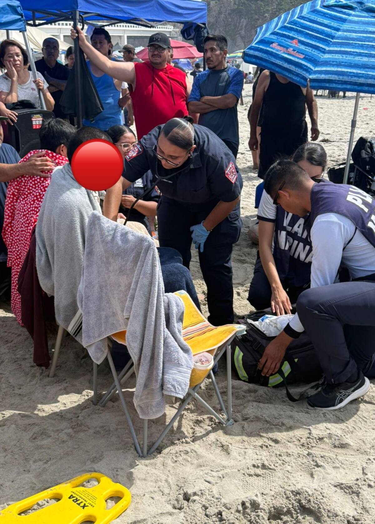 Cientos de turistas acudieron a playas de Ensenada; mientras en Playa Hermosa prevaleció la calma, en Playa La Misión se realizaron rescates por corrientes de retorno. Foto: Cortesía