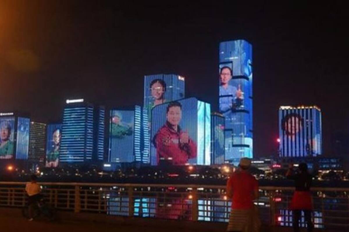 China proyecta en edificios los rostros de médicos que lucharon contra coronavirus