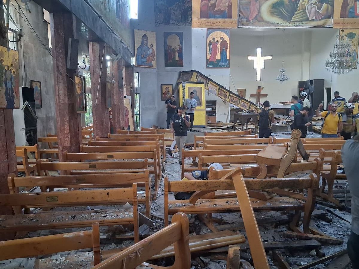 DAMASCO, 22/06/2025.- Al menos 13 civiles murieron y otros 53 resultaron heridos este domingo en un "ataque suicida" perpetrado por un supuesto miembro del grupo terrorista Estado Islámico (EI) contra la iglesia cristiana de Mar Elías de Damasco, informó el Ministerio de Salud de Siria. EFE/Defensa Civil Siria/SOLO USO EDITORIAL/SOLO DISPONIBLE PARA ILUSTRAR LA NOTICIA QUE ACOMPAÑA (CRÉDITO OBLIGATORIO)