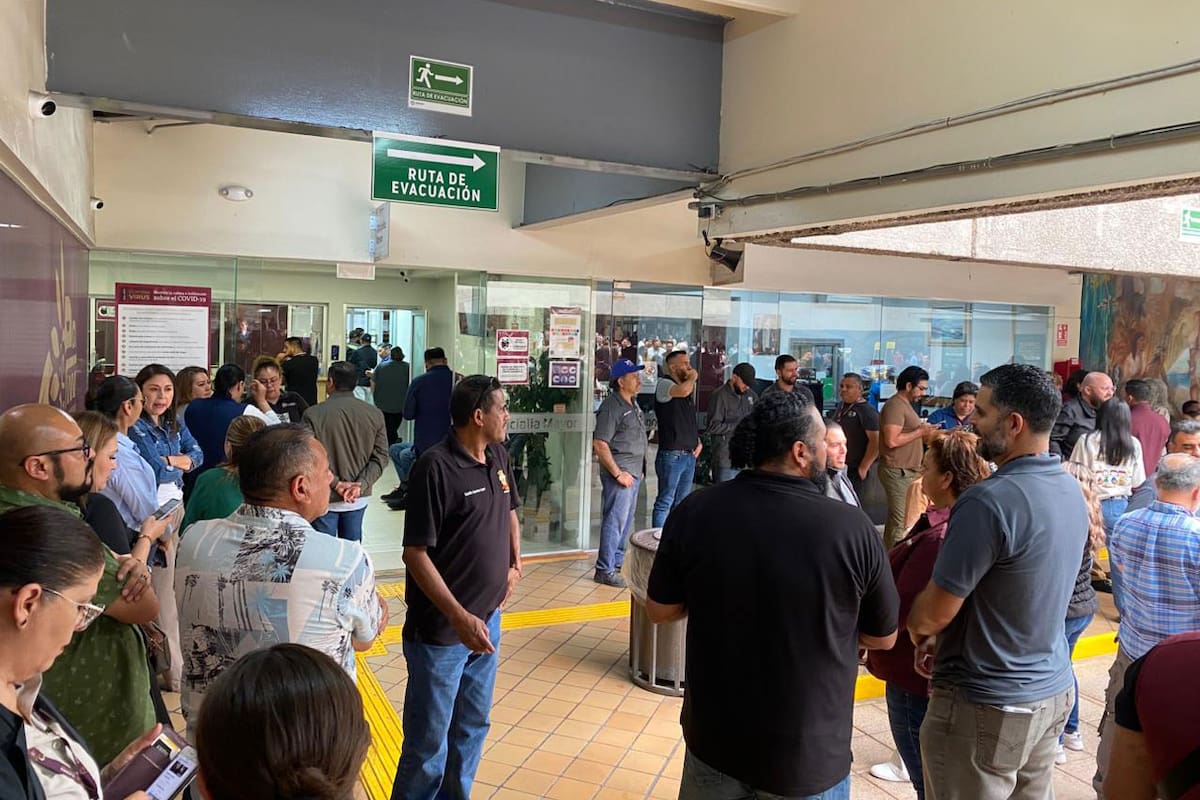 Burócratas realizan paro de labores