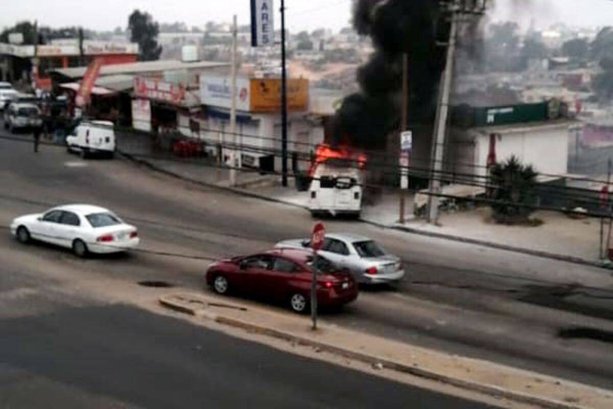 Se impacta vehículo contra locales y se incendia en El Jibarito