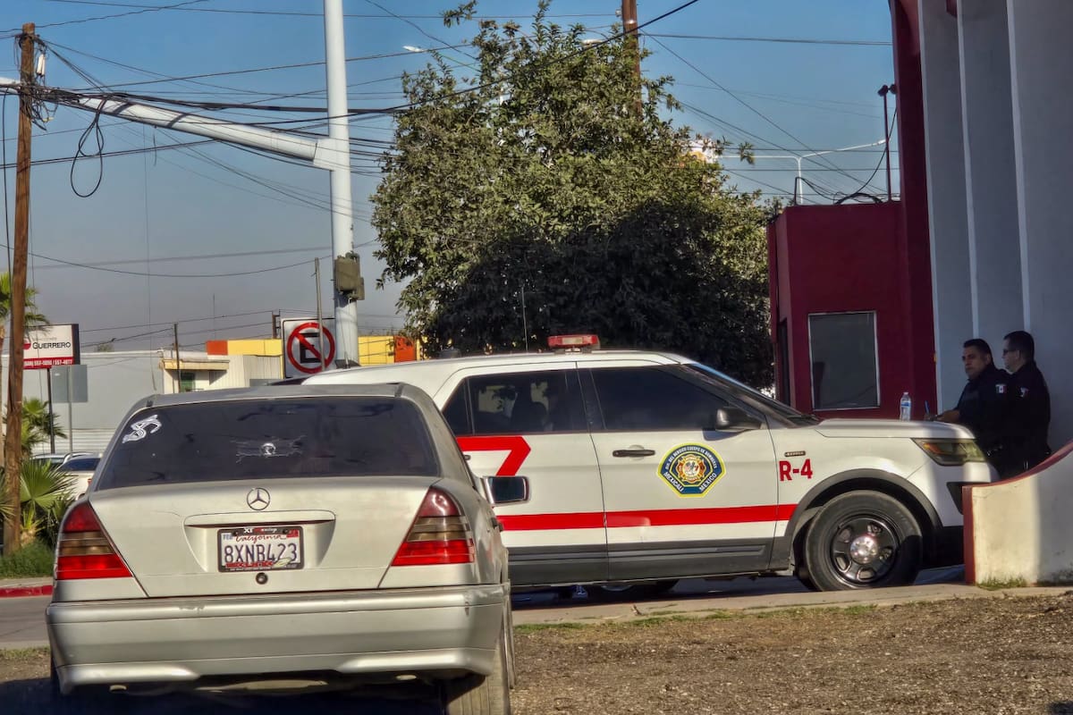 Adulto mayor se desvanece frente a estación de Bomberos y muere