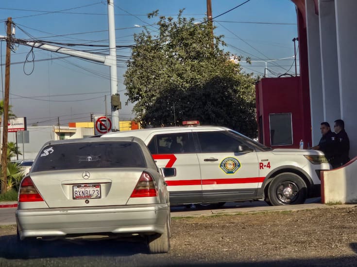 Adulto mayor se desvanece frente a estación de Bomberos y muere