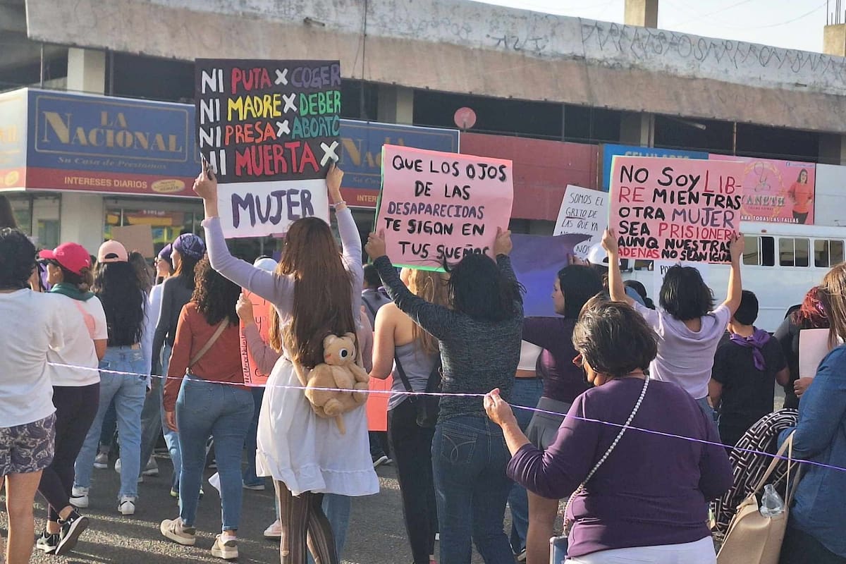 Marchan miles por el Día de la Mujer en el Sur y Norte