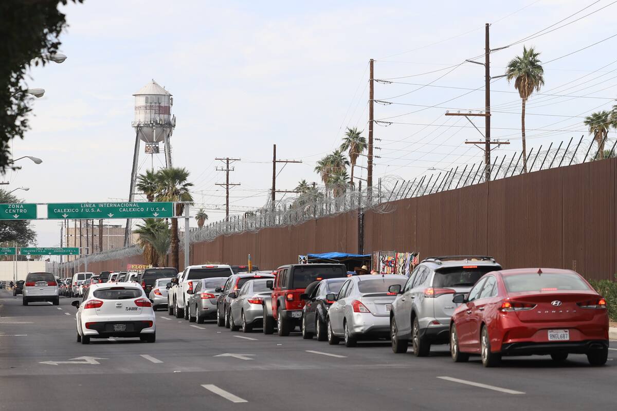 Reforzarán seguridad en garita tras intento de cruce masivo por Mexicali
