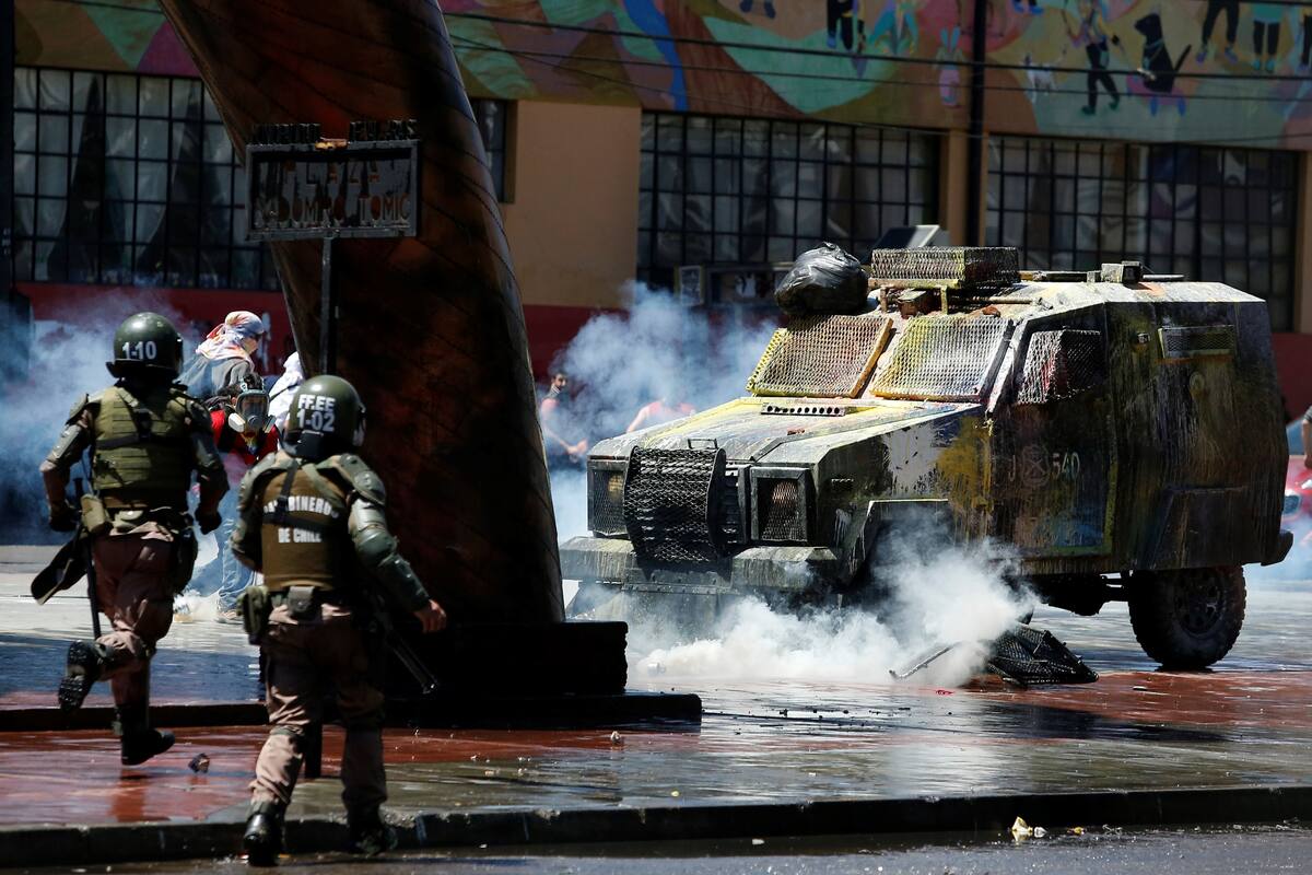 Vivir entre nubes de gas lacrimógeno, conoce la otra cara de las protestas en Chile
