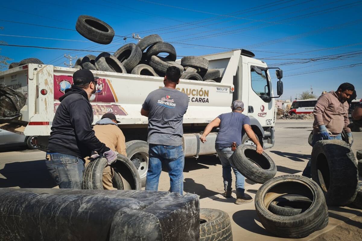 Retiran toneladas de basura y escombro de Lomas Altas