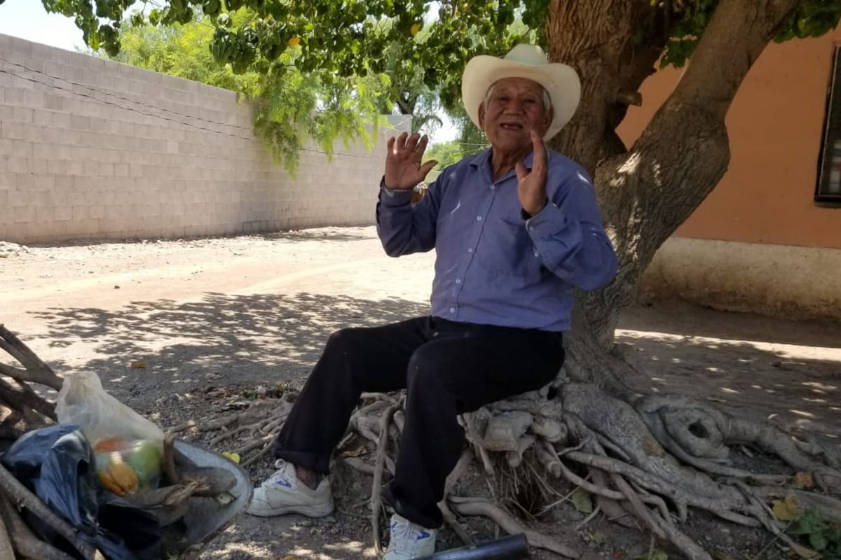 Prefiere don Reymundo comida a la leña porque le sabe mejor