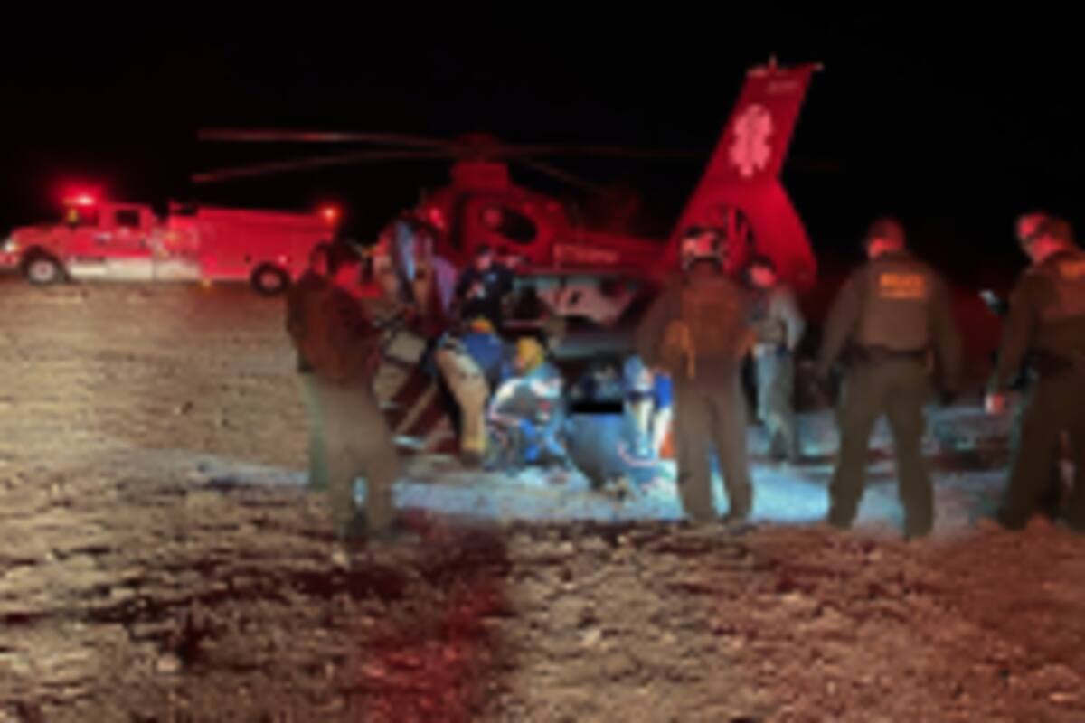 Rescatan a migrantes con helicóptero en desierto de Imperial
