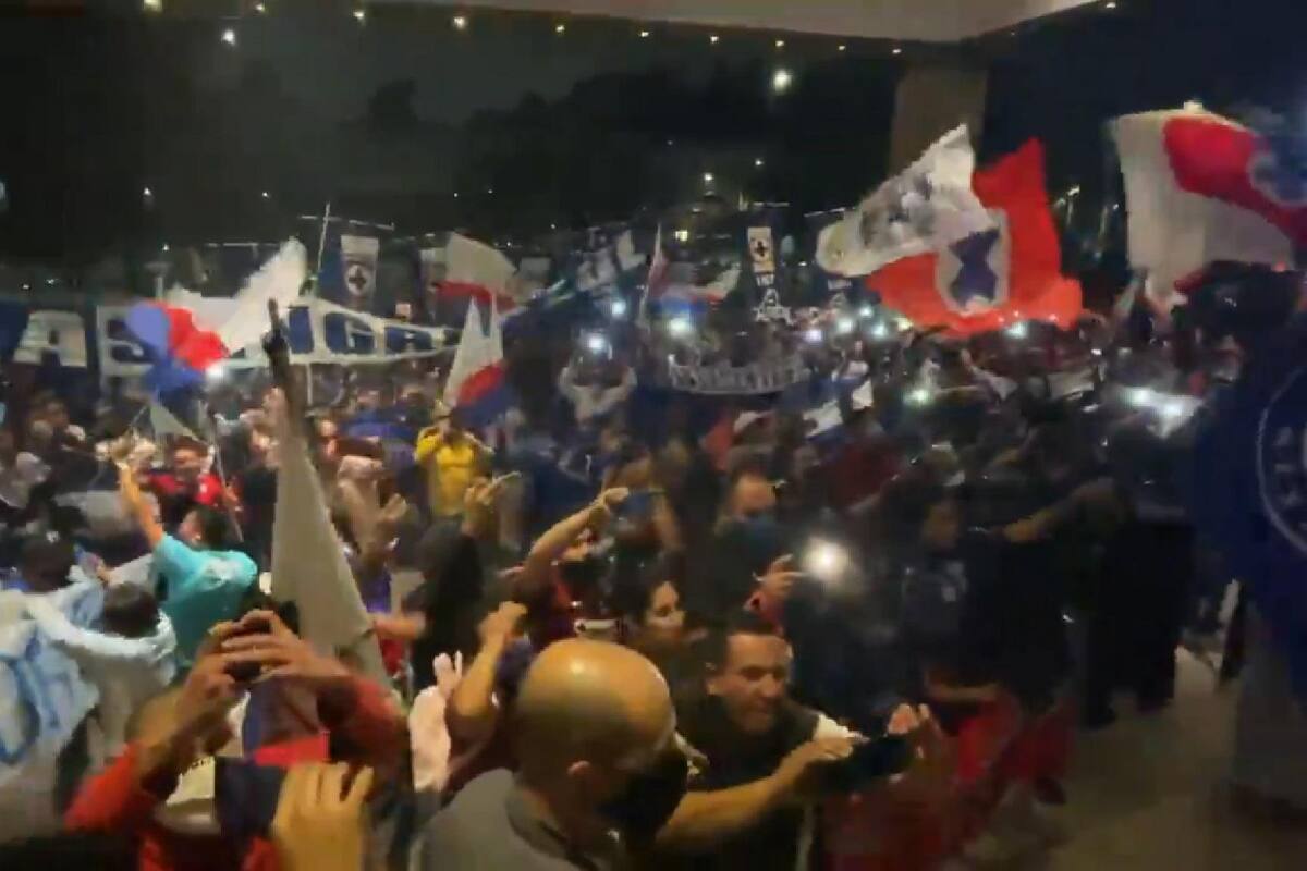 VIDEO: Afición de Cruz Azul le lleva serenata al equipo en hotel de concentración