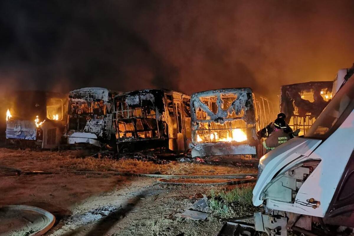 Se queman 15 unidades de transporte urbano en desuso
