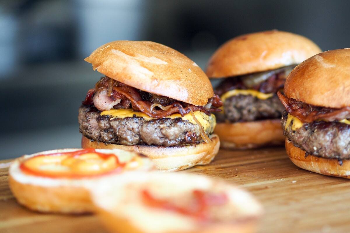 Prepara en secreto platos de carne para niña de una familia vegana
