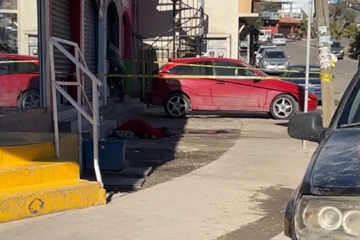 Localizan sin vida a hombre en condición de calle afuera de local en El Refugio