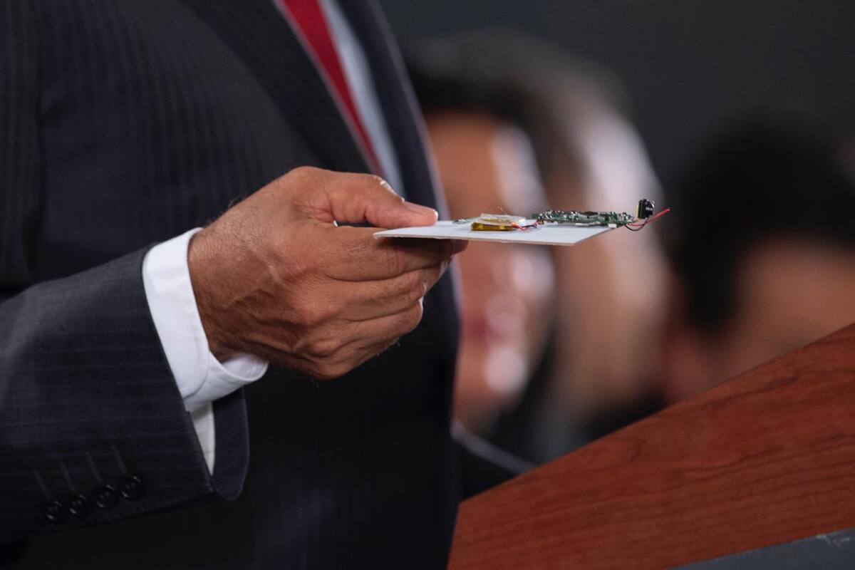 Muestra AMLO cámara de espionaje; políticamente es indestructible, afirma
