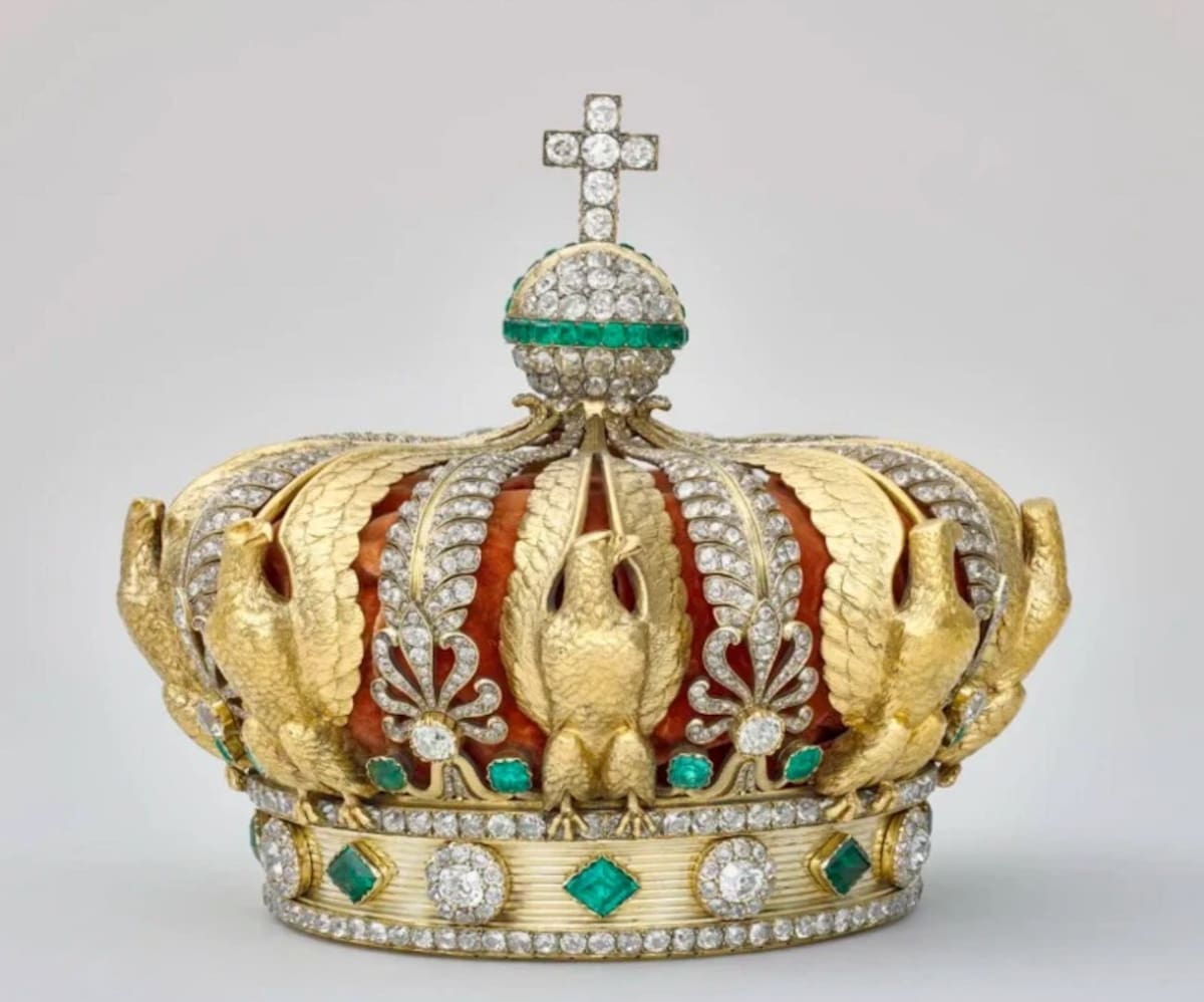 La corona de la emperatriz Eugenia ya había sido sutraida, pero los ladrones la dejaron caer durante la huida. | Museo del Louvre