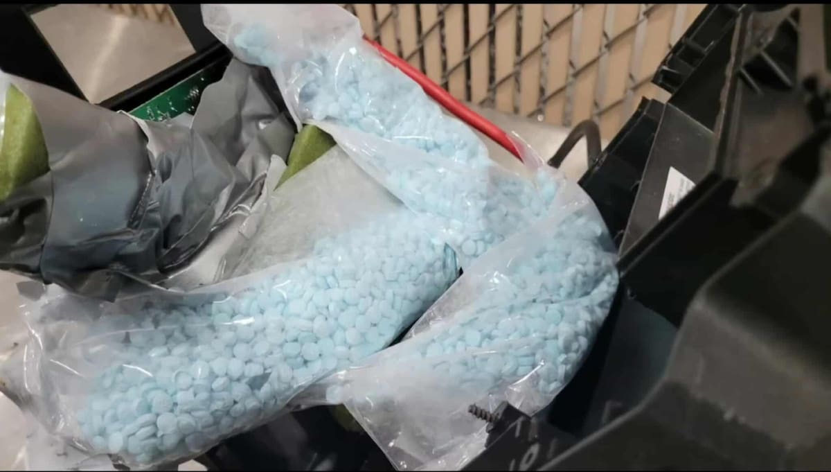 Oficiales de Aduanas y Protección Fronteriza de EU incautaron fentanilo, metanfetamina y pastillas de fentanilo en tres vehículos en las garitas de Nogales el 21 de agosto.