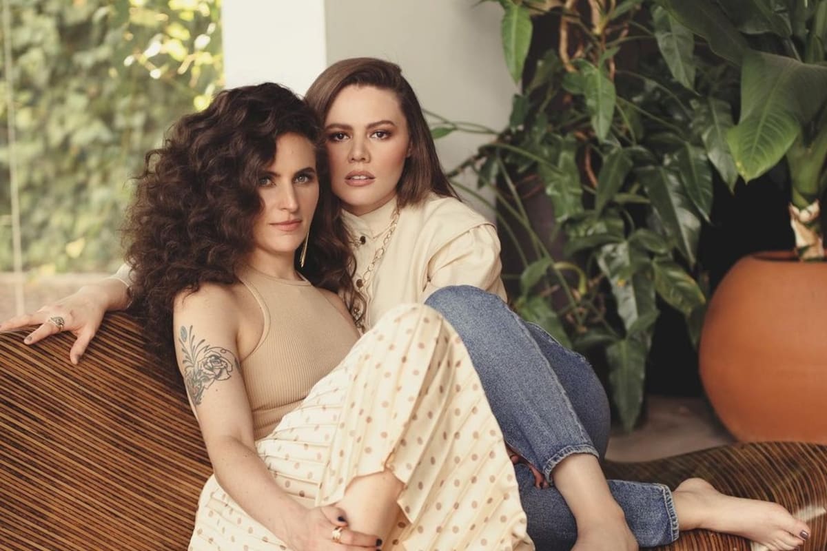 Joy Huerta, de “Jesse & Joy”, publica foto con su esposa para celebrar el “Día Para Salir del Closet”