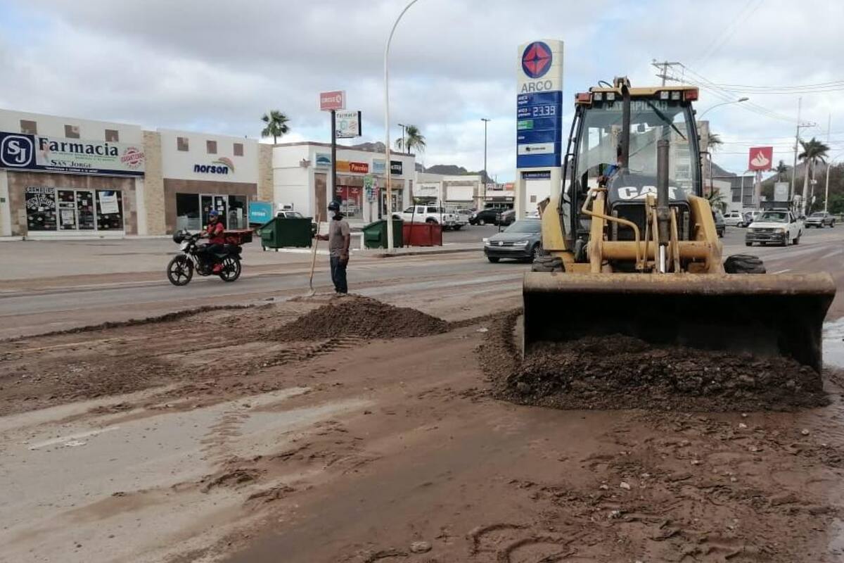 Lluvias en Sonora: Primera lluvia en Guaymas deja destrozos en calles, carros y semáforos