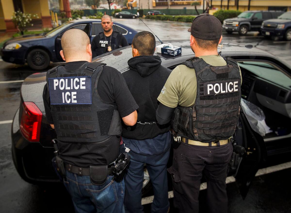 ARCHIVO - En esta fotografía de archivo del martes 7 de febrero de 2017, agentes del Servicio de Control de Inmigración y Protección de Aduanas (ICE por sus siglas en inglés), detienen en Los Ángeles a una persona que carecía de permiso para vivir en Estados Unidos. (Charles Reed/Servicio de Control de Inmigración y Protección de Aduanas vía AP, Archivo)