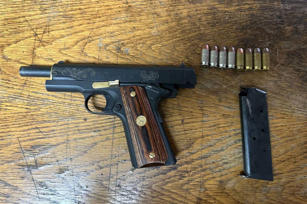 La otra arma decomisada es calibre .45 con 8 cartuchos útiles.