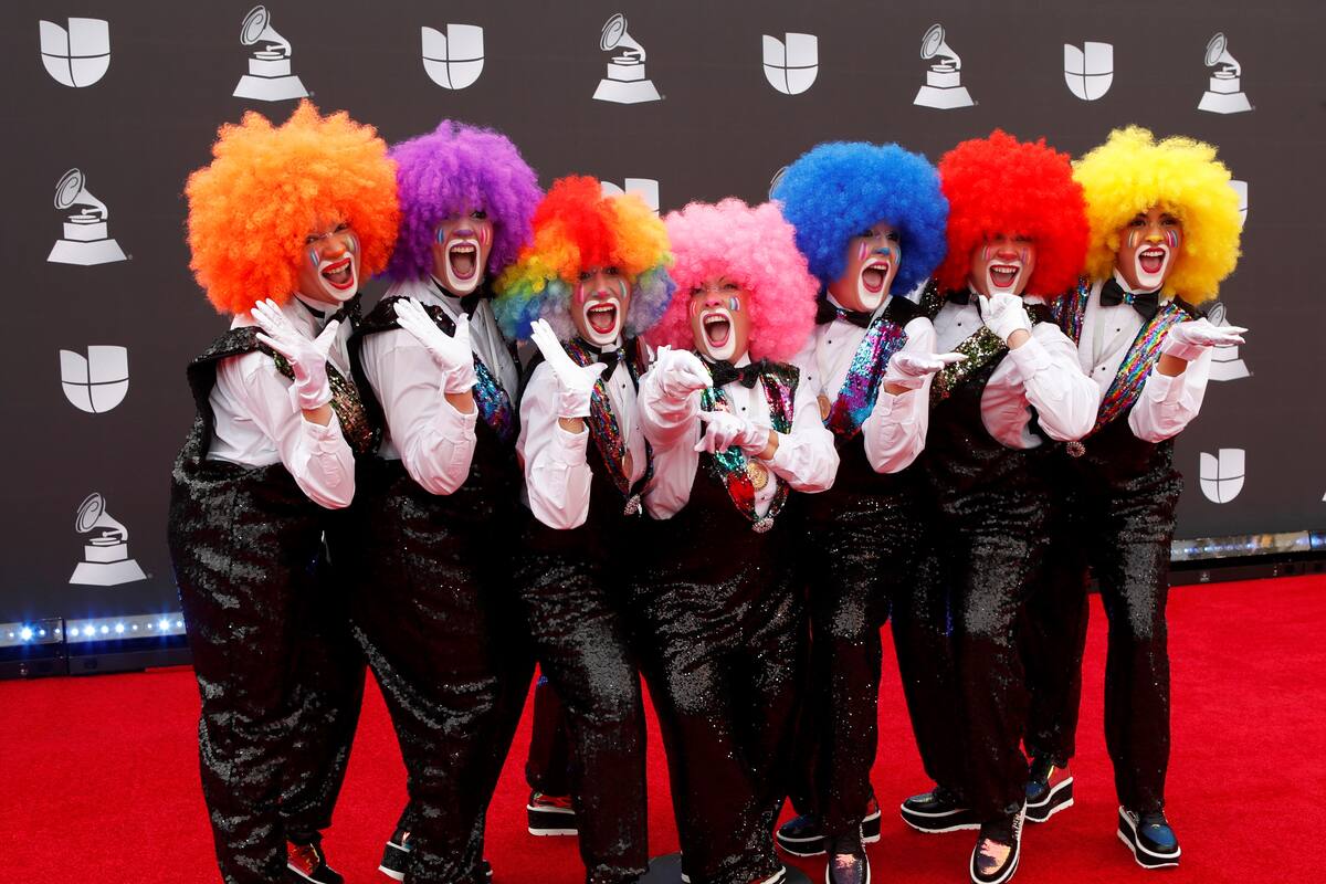 Desfilan celebridades por la alfombra roja en los Latin Grammy