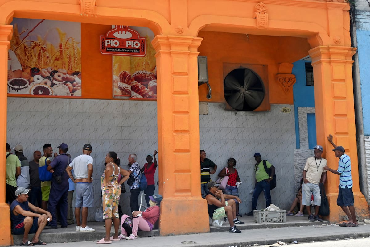 FILE PHOTO: People wait in line to buy bread in downtown Havana, Cuba, July 3, 2024. REUTERS/Stringer/File Photo