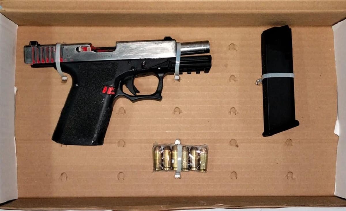 Durante la inspección, se aseguró un arma de fuego tipo pistola, calibre .40, con un cargador abastecido con seis cartuchos útiles.