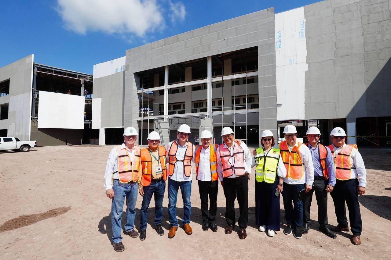 El gobernador Alfonso Durazo realizó ayer una supervisión del Hospital del IMSS que se construye en Navojoa. FOTO: ESPECIAL