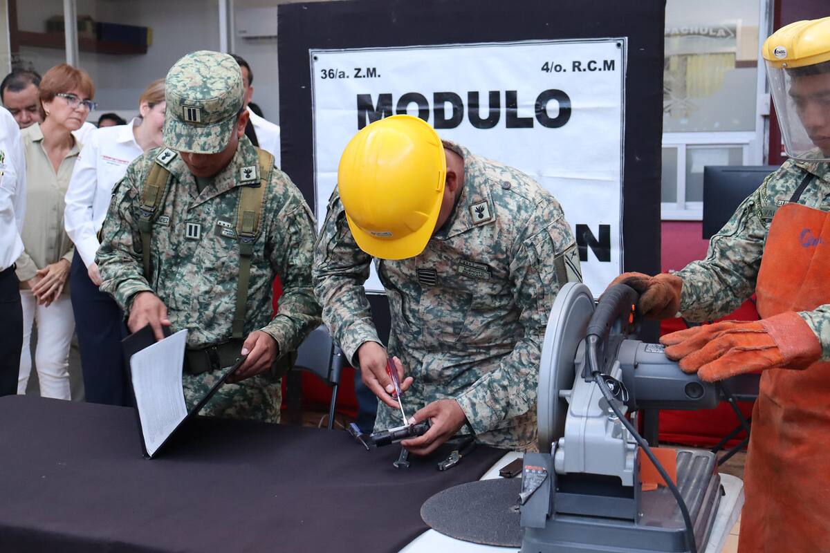 MEX7407. TAPACHULA (MÉXICO), 24/03/2025.- Integrantes del Ejército Mexicano destruyen armas dentro del programa 'Sí al desarme y sí a la paz' realizado en Tapachul este lunes, en Chiapas (México). Habitantes de la frontera sur de México canjearon armas por electrodomésticos como parte de la campaña 'Sí al desarme y sí a la paz' del Gobierno y el Ejército para reducir la violencia en el país, mientras el crimen organizado se disputa el control del límite con Centroamérica.
