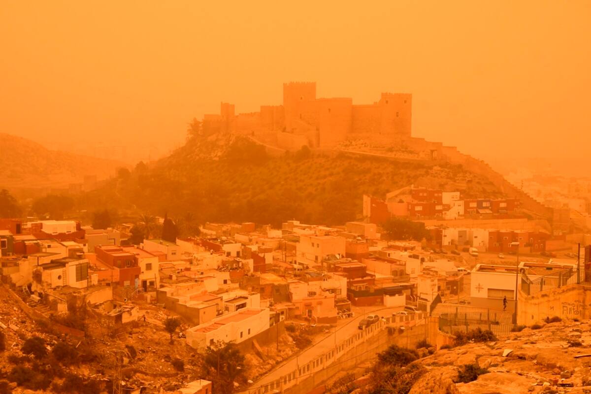 Las impresionantes fotos del polvo del Sahara que dejó cielos rojos en España