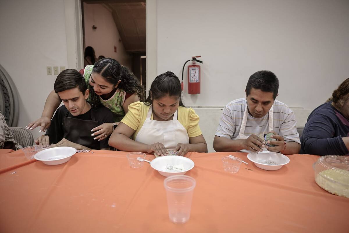 Con el tacto como guía y la creatividad como impulso, un grupo de personas con discapacidad visual en Mexicali ha iniciado un taller de manualidades con fines de autoempleo l Foto: Daniel Reséndiz