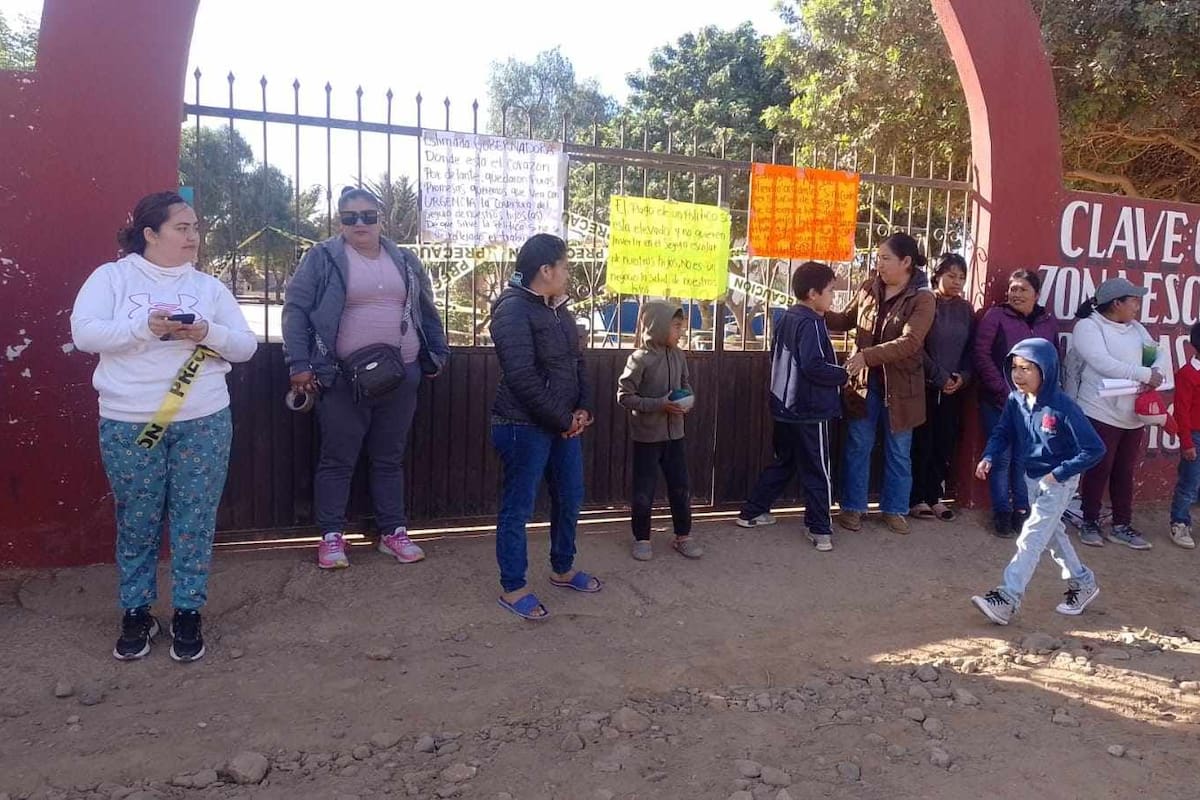 Padres de familia toman escuelas por falta de seguro escolar en San Quintín