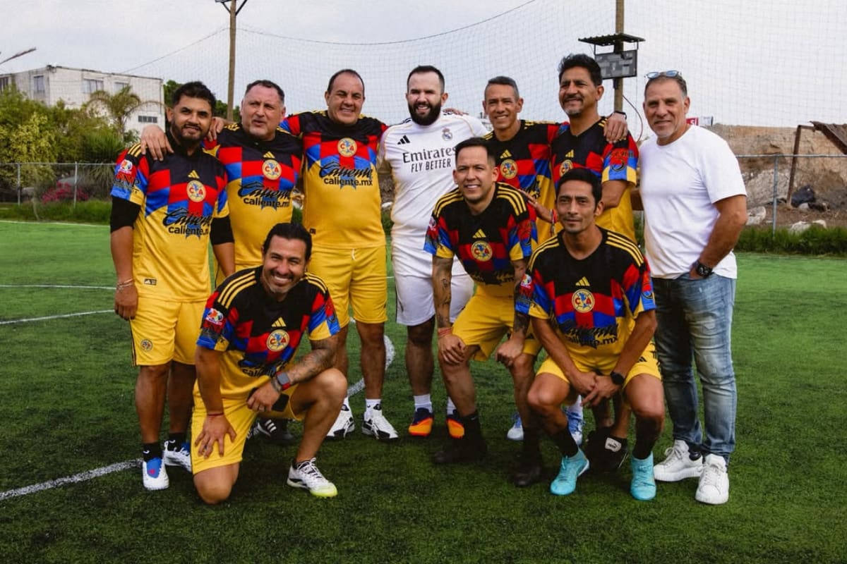 Carin León disfruta “cascarita” con Cuauhtémoc Blanco y otras leyendas del fútbol mexicano