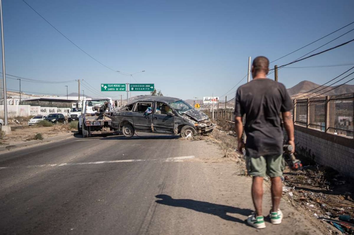 Elementos de la Cruz Roja atendieron al conductor, quien resultó con algunos golpes, sin necesidad de ser trasladado a un hospital. Foto: Border Zoom