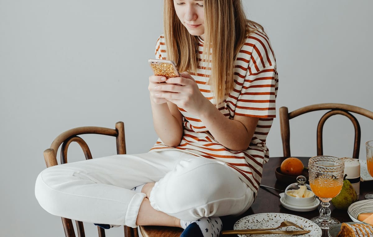 Una persona puede estar hasta 7 horas diarias en las aplicaciones, lo que puede aseverar problemas de aislamiento y otras afecciones, indican. Foto: Cortesía