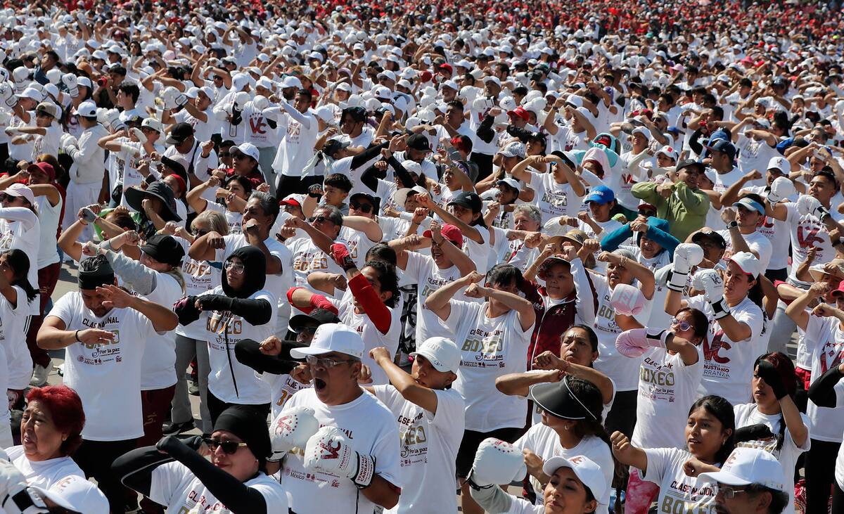 Miles de personas participaron en el arranque masivo de una Clase Nacional de Boxeo 2025, impartida este domingo en la plancha del Zócalo, de la Ciudad de México (México). EFE/Mario Guzmán