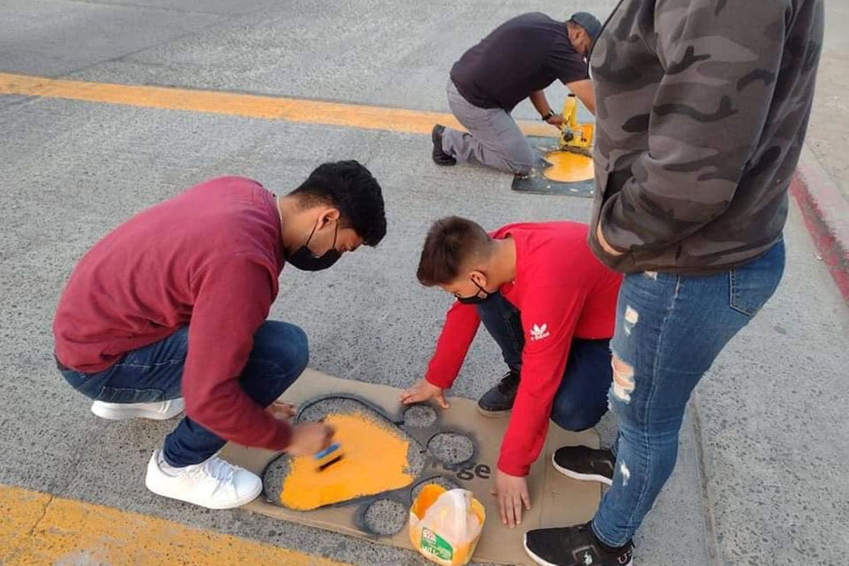 Concientizan a conductores de Rosarito sobre dar el paso a perros en las calles