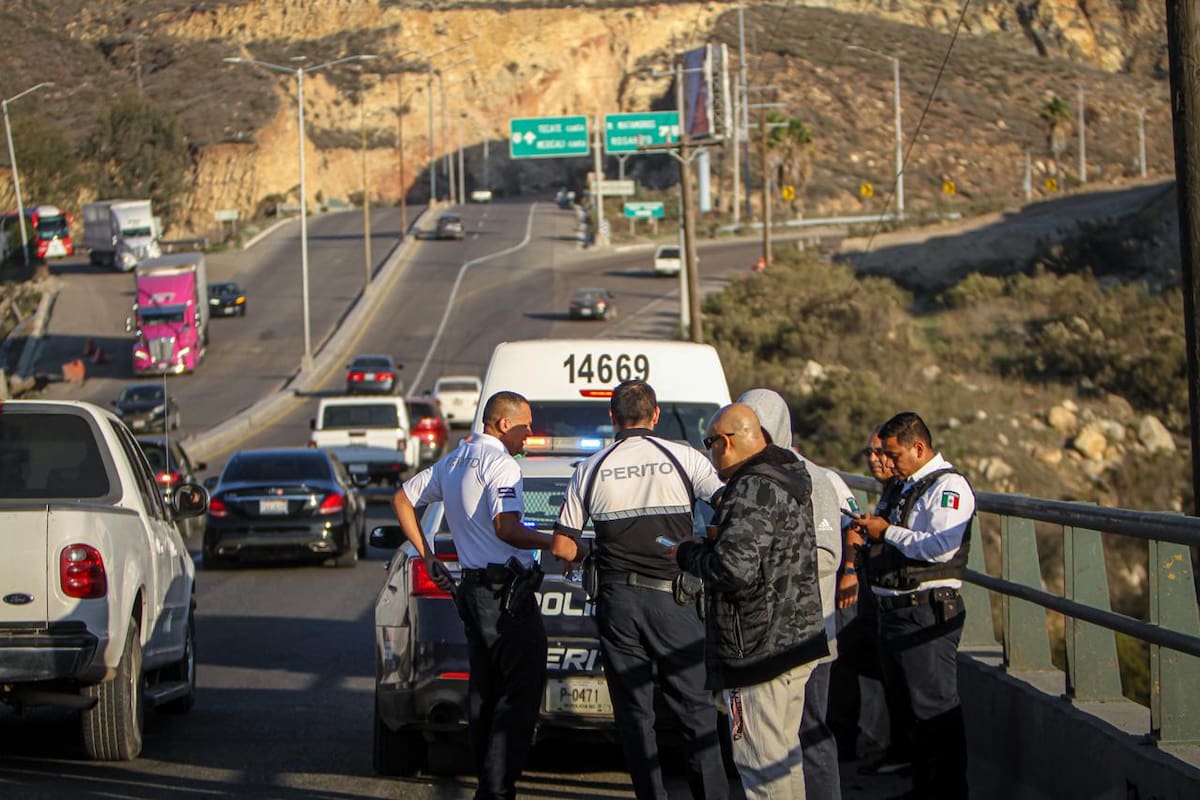 Dos calafias, entre ellas un taxi de ruta, chocaron por alcance y dejaron 22 personas lesionadas, cuatro de ellas trasladadas a hospitales. Foto: Border Zoom