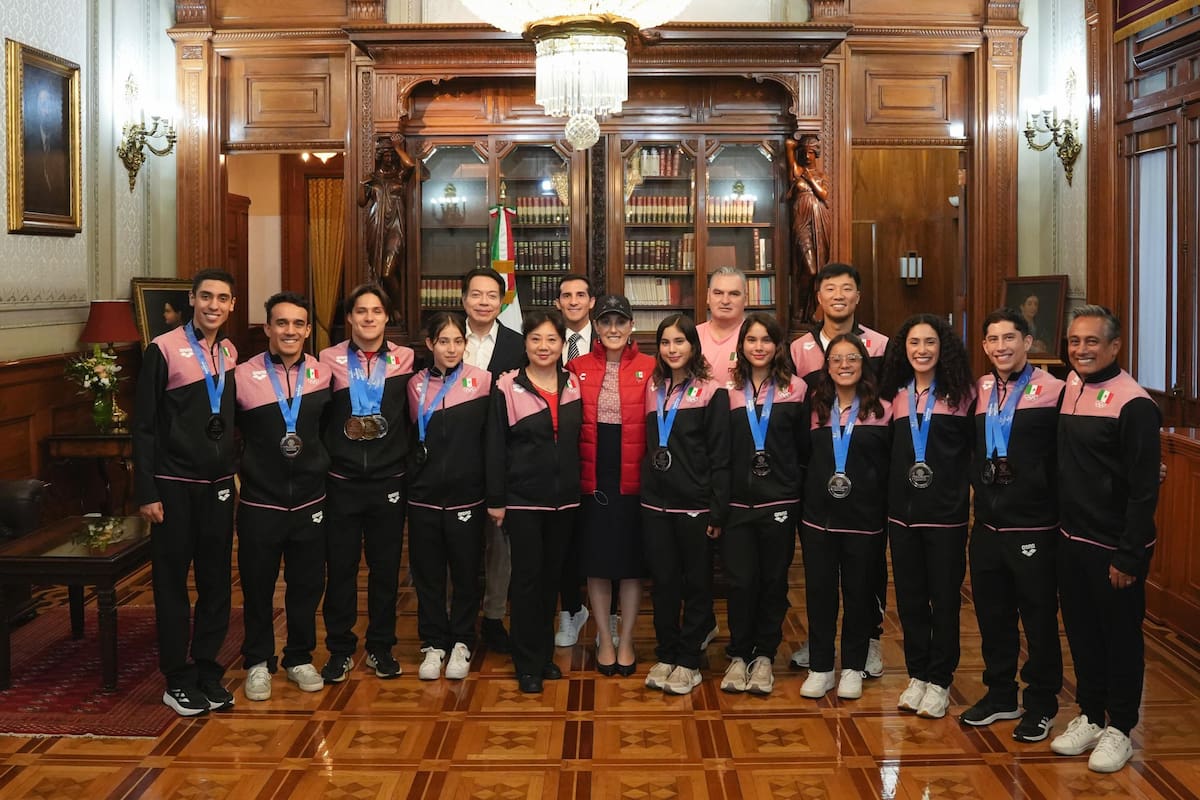 Visita de medallistas del Mundial de Deportes Acuáticos Singapur 2025 al Palacio Nacional. (Foto: Gobierno de México)
