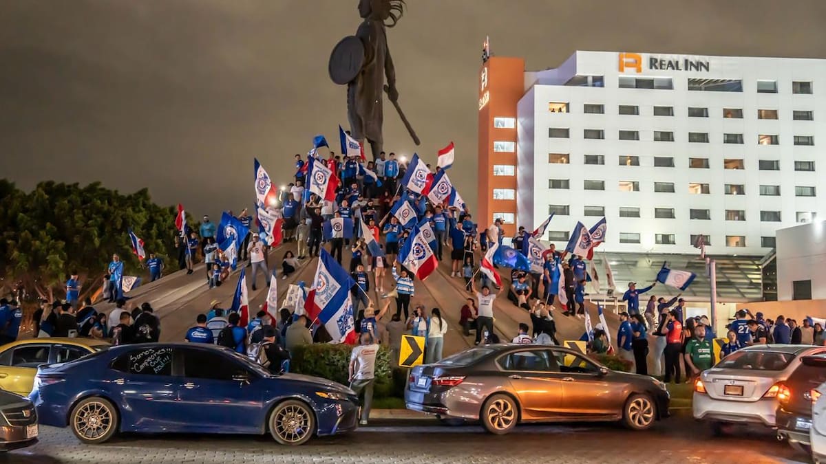 Así se vivió el festejo de la afición de Cruz Azul en la glorieta Cuauhtémoc por el título de la Liga MX