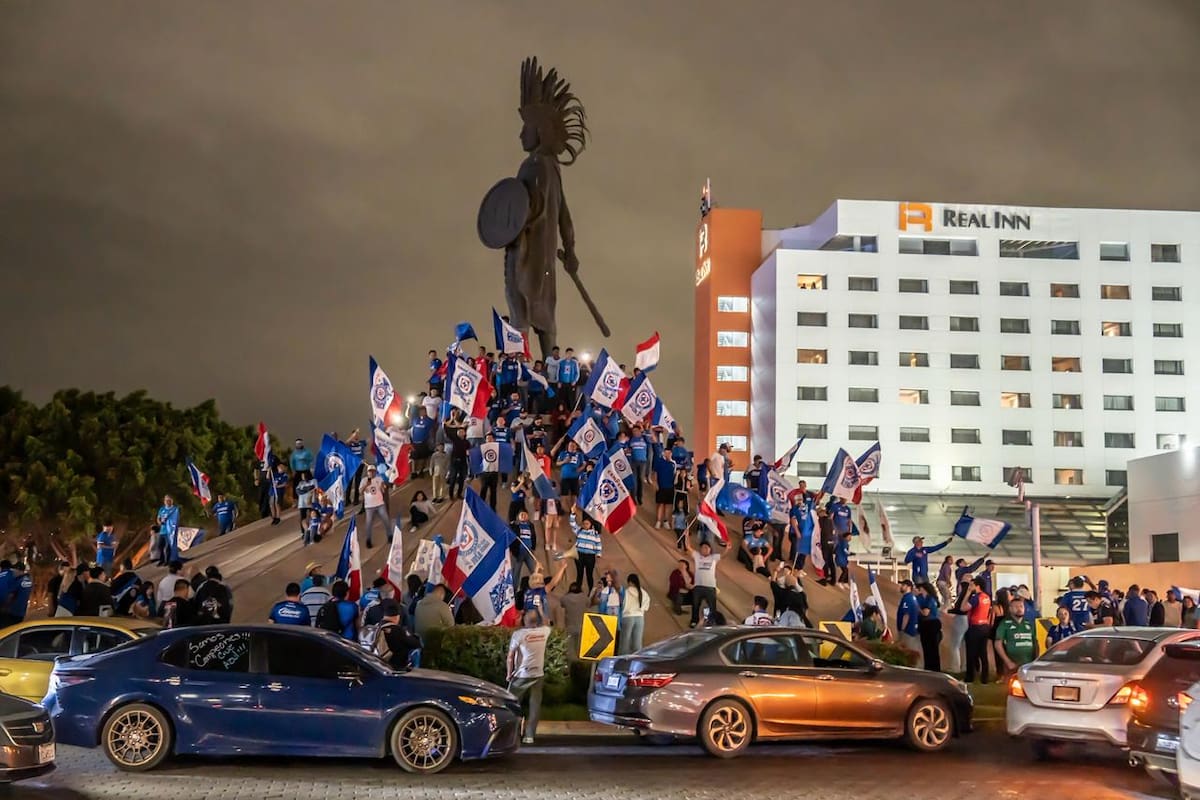 Así se vivió el festejo de la afición de Cruz Azul en la glorieta Cuauhtémoc por el título de la Liga MX