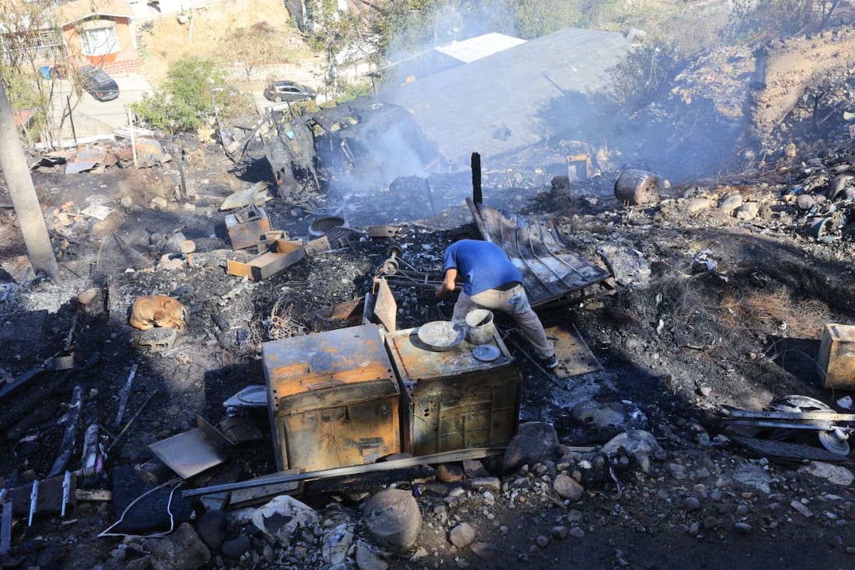 Varias familias perdieron su patrimonio tras un incendio en la colonia Lázaro Cárdenas de Tijuana. Foto: Sergio Ortiz